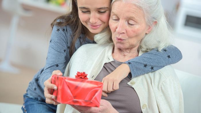 45 идей, что подарить бабушке на день рождения