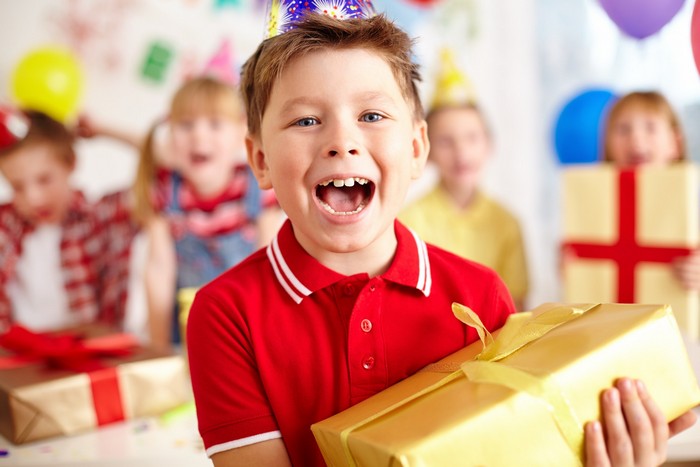 45 идей, что подарить мальчику на день рождения