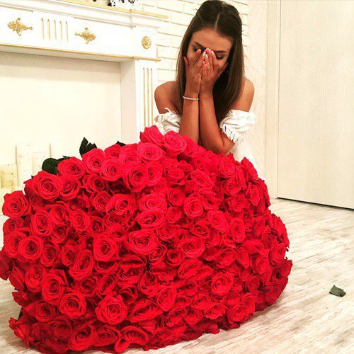Презент богатой женщине - огромный букет роз