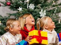 Какие предпочесть новогодние подарки для детей?