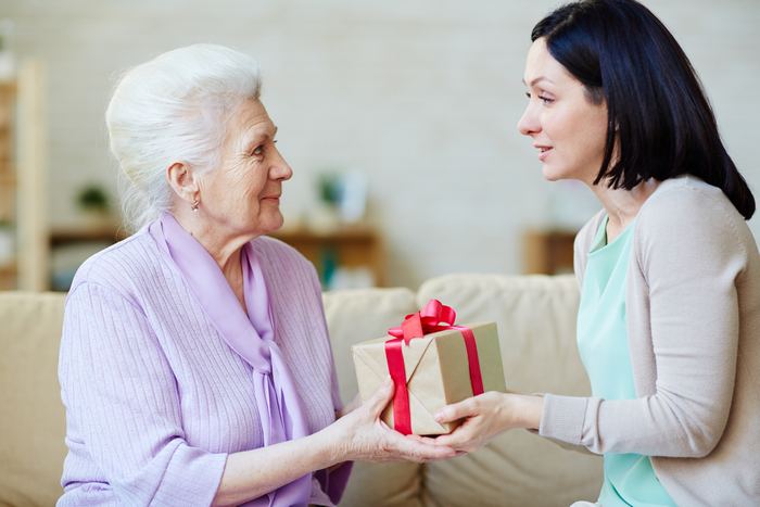 Что лучше подарить бабушке на 8 Марта от внука или внучки?
