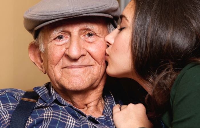 Что лучше подарить дедушке на 80, 85 лет?
