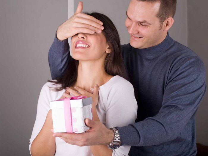 Что лучше подарить жене на 35 лет?