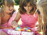 Подарок для девочки 10 лет – детские игрушки или взрослые радости?