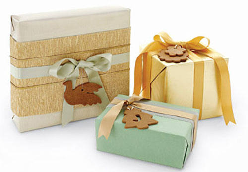 Как украсить коробку для подарка ребенку