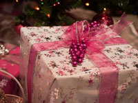 Как упаковать подарок в бумагу?